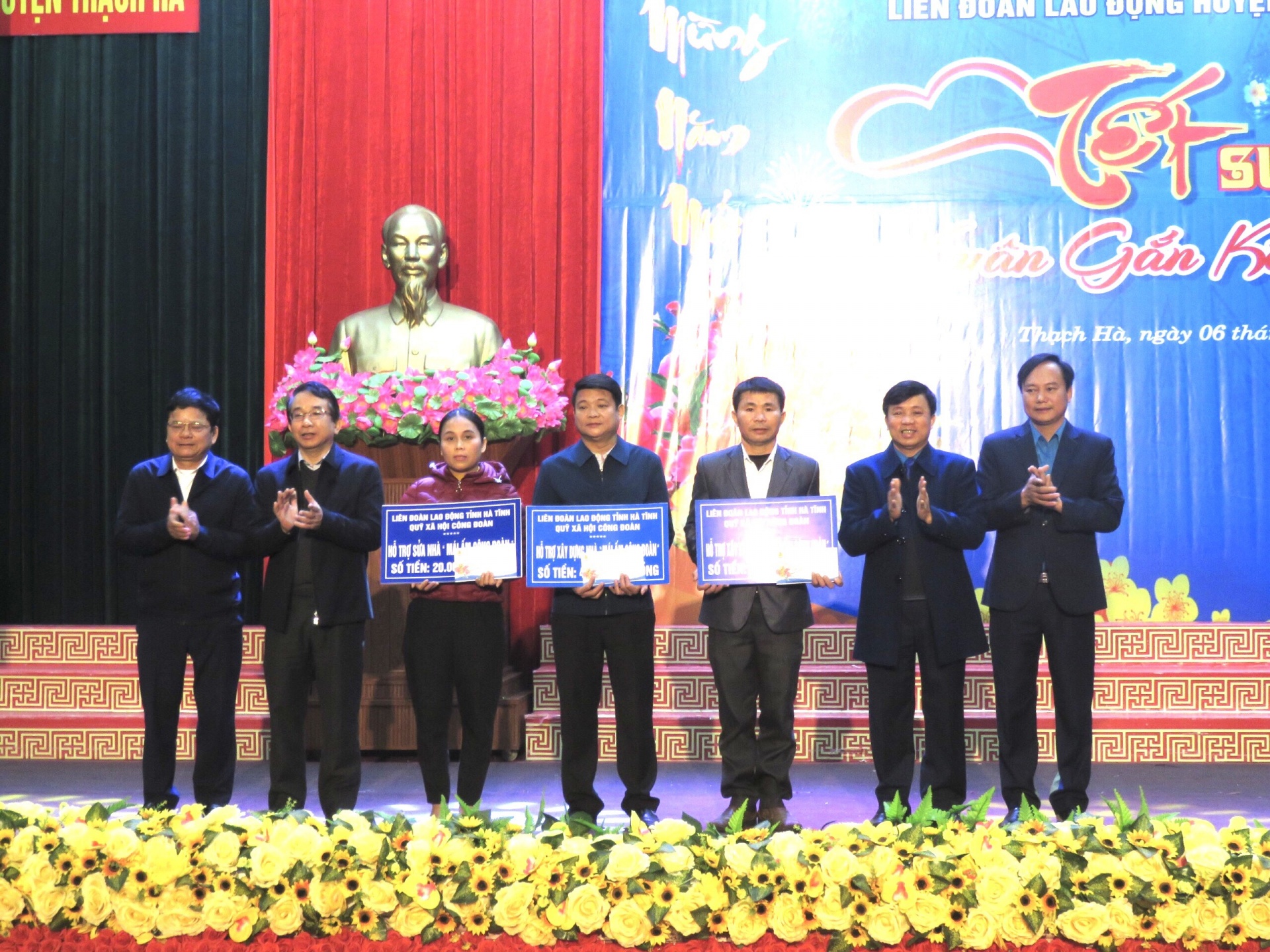 Trao 233 suất quà cho đoàn viên tại Chương trình “Tết sum vầy - Xuân gắn kết” năm 2023