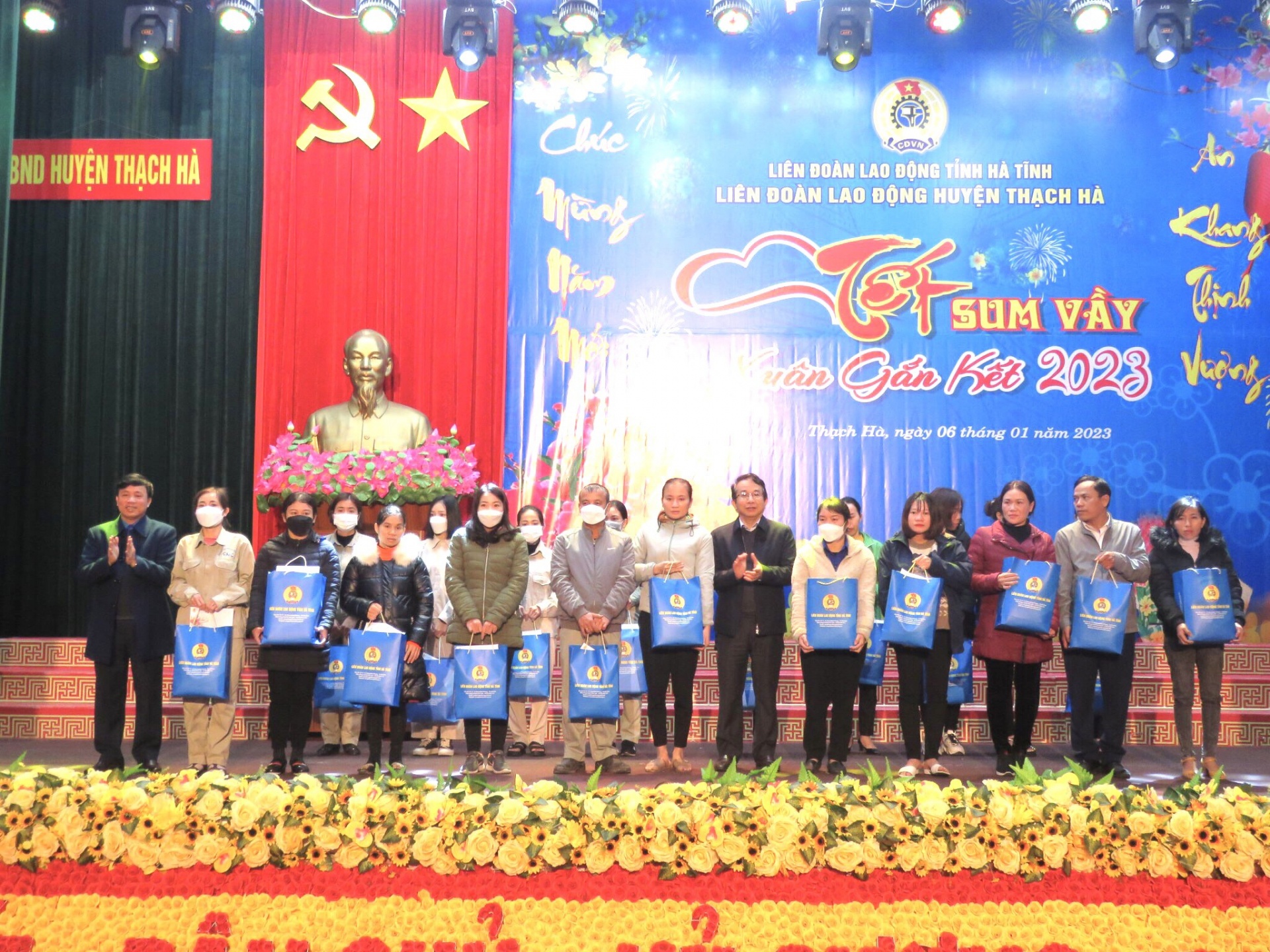 Trao 233 suất quà cho đoàn viên tại Chương trình “Tết sum vầy - Xuân gắn kết” năm 2023