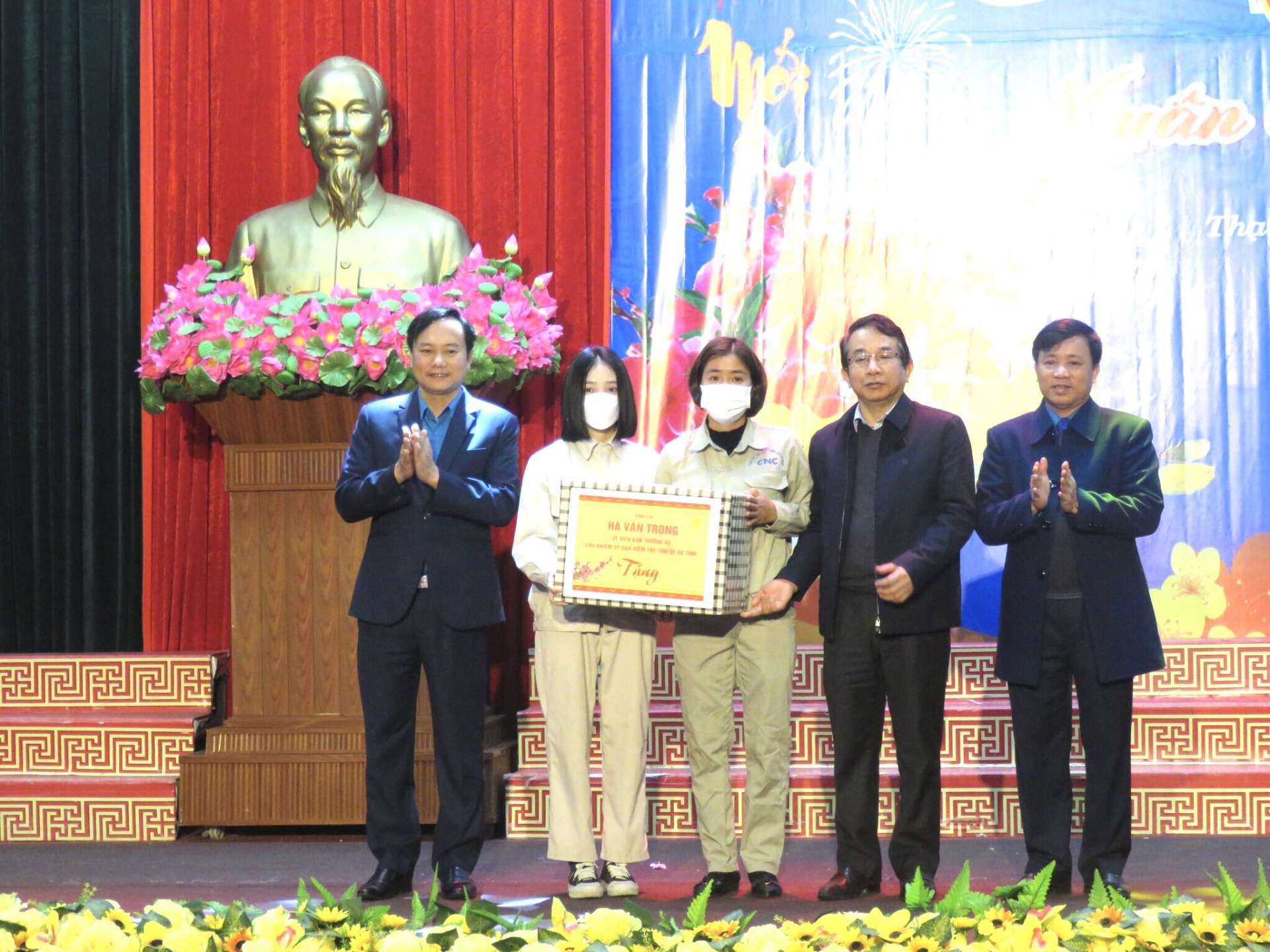 Trao 233 suất quà cho đoàn viên tại Chương trình “Tết sum vầy - Xuân gắn kết” năm 2023