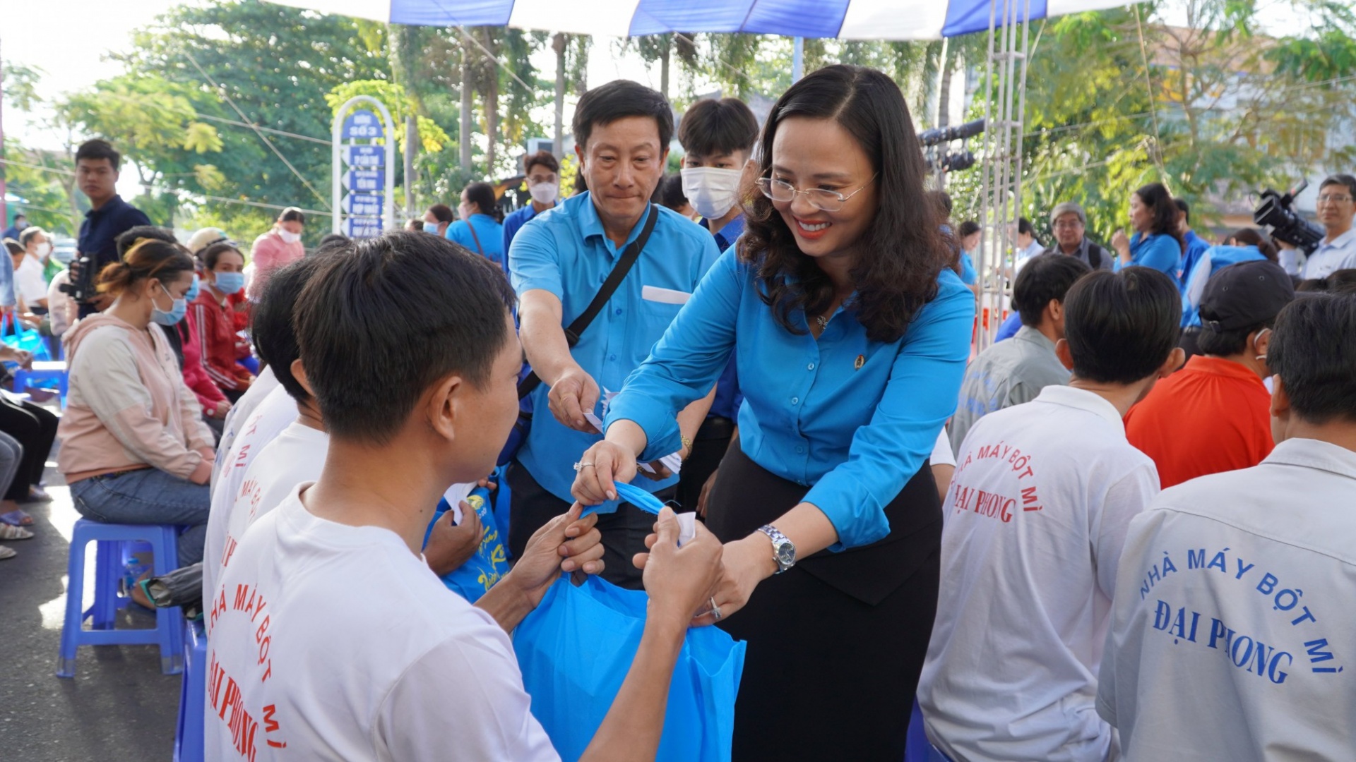 “Tết sum vầy - Xuân gắn kết” mang xuân ấm áp, chia sẻ yêu thương “Tết sum vầy - Xuân gắn kết” mang xuân ấm áp, chia sẻ yêu thương