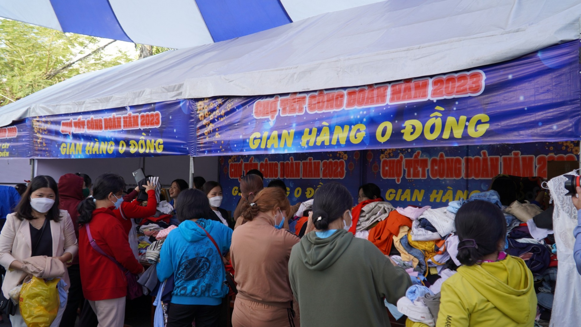 “Tết sum vầy - Xuân gắn kết” mang xuân ấm áp, chia sẻ yêu thương “Tết sum vầy - Xuân gắn kết” mang xuân ấm áp, chia sẻ yêu thương