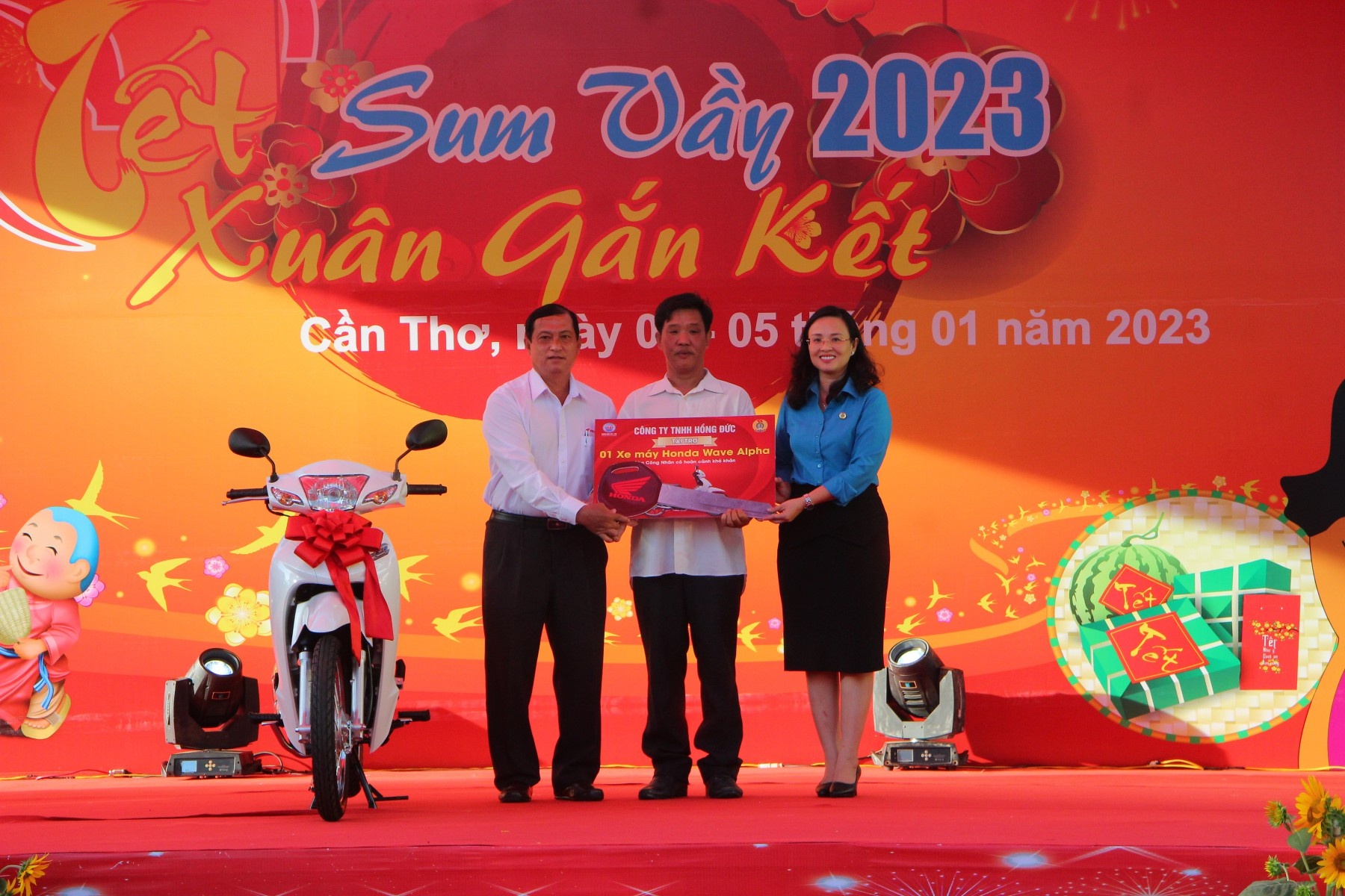 “Tết sum vầy - Xuân gắn kết” mang xuân ấm áp, chia sẻ yêu thương “Tết sum vầy - Xuân gắn kết” mang xuân ấm áp, chia sẻ yêu thương
