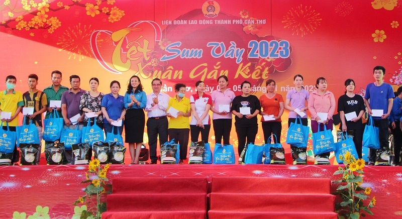 “Tết sum vầy - Xuân gắn kết” mang xuân ấm áp, chia sẻ yêu thương “Tết sum vầy - Xuân gắn kết” mang xuân ấm áp, chia sẻ yêu thương