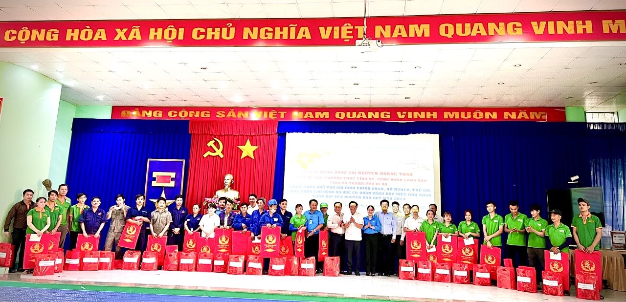 Bình Dương: Công đoàn, chính quyền đến thăm, tặng quà Tết cho đoàn viên, NLĐ khó khăn Bình Dương: Công đoàn, chính quyền đến thăm, tặng quà Tết cho đoàn viên, NLĐ khó khăn