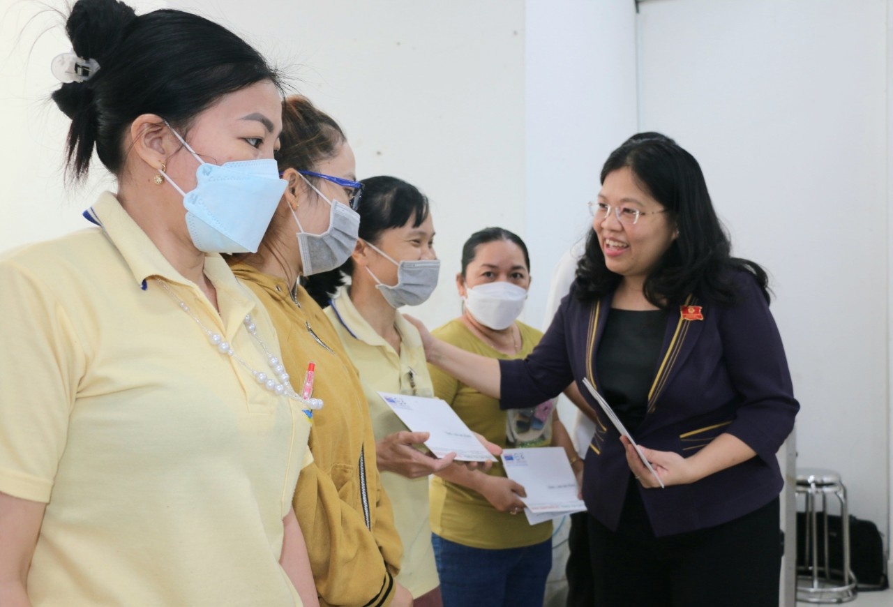 Bình Dương: Công đoàn, chính quyền đến thăm, tặng quà Tết cho đoàn viên, NLĐ khó khăn Bình Dương: Công đoàn, chính quyền đến thăm, tặng quà Tết cho đoàn viên, NLĐ khó khăn