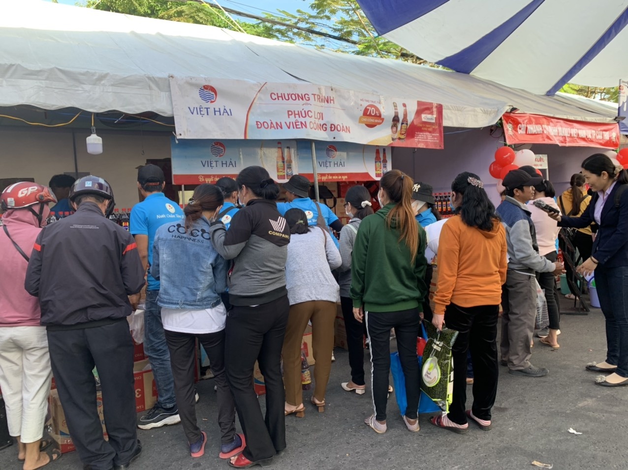 “Tết sum vầy - Xuân gắn kết” mang xuân ấm áp, chia sẻ yêu thương “Tết sum vầy - Xuân gắn kết” mang xuân ấm áp, chia sẻ yêu thương