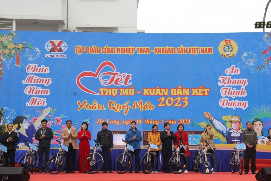 Mang Tết đến với người thợ mỏ Mang Tết đến với người thợ mỏ