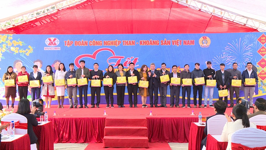 Mang Tết đến với người thợ mỏ Mang Tết đến với người thợ mỏ