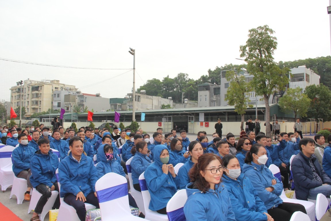 Mang Tết đến với người thợ mỏ Mang Tết đến với người thợ mỏ