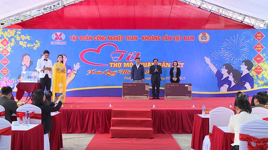 Mang Tết đến với người thợ mỏ Mang Tết đến với người thợ mỏ