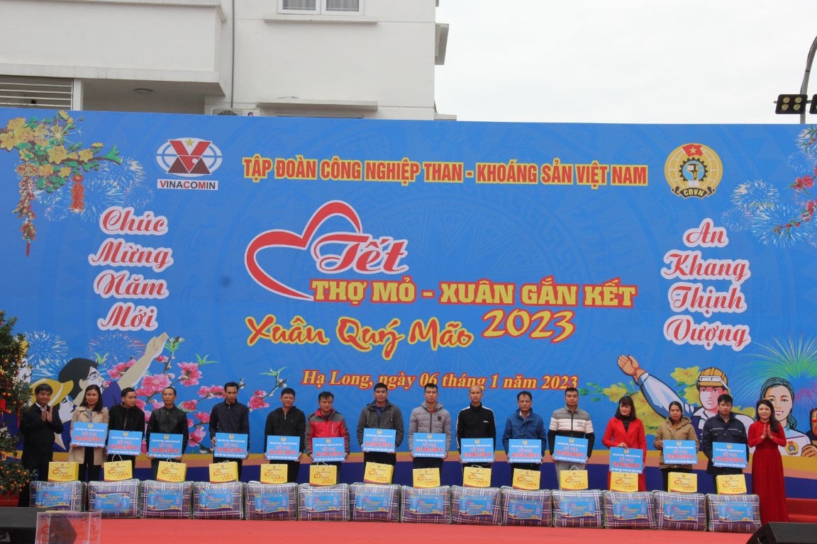 Mang Tết đến với người thợ mỏ Mang Tết đến với người thợ mỏ