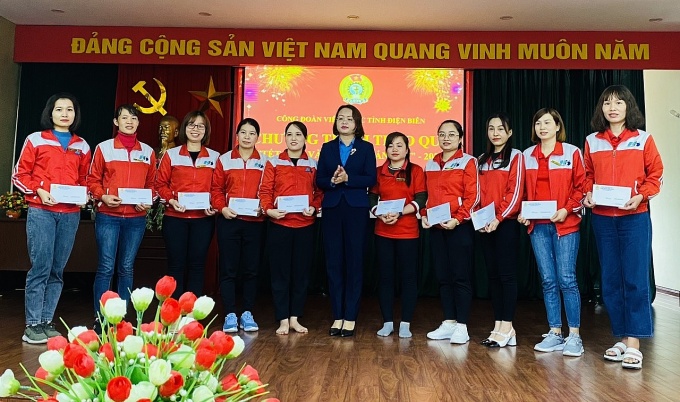 Điện Biên: Trao 200 suất quà Tết cho đoàn viên, người lao động khó khăn