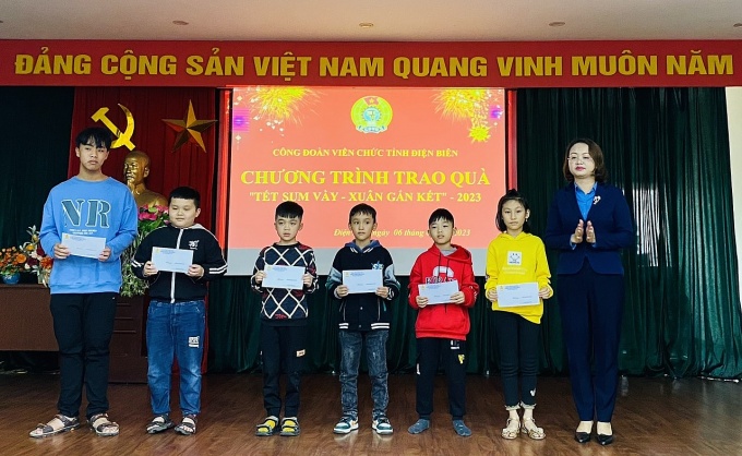 Điện Biên: Trao 200 suất quà Tết cho đoàn viên, người lao động khó khăn