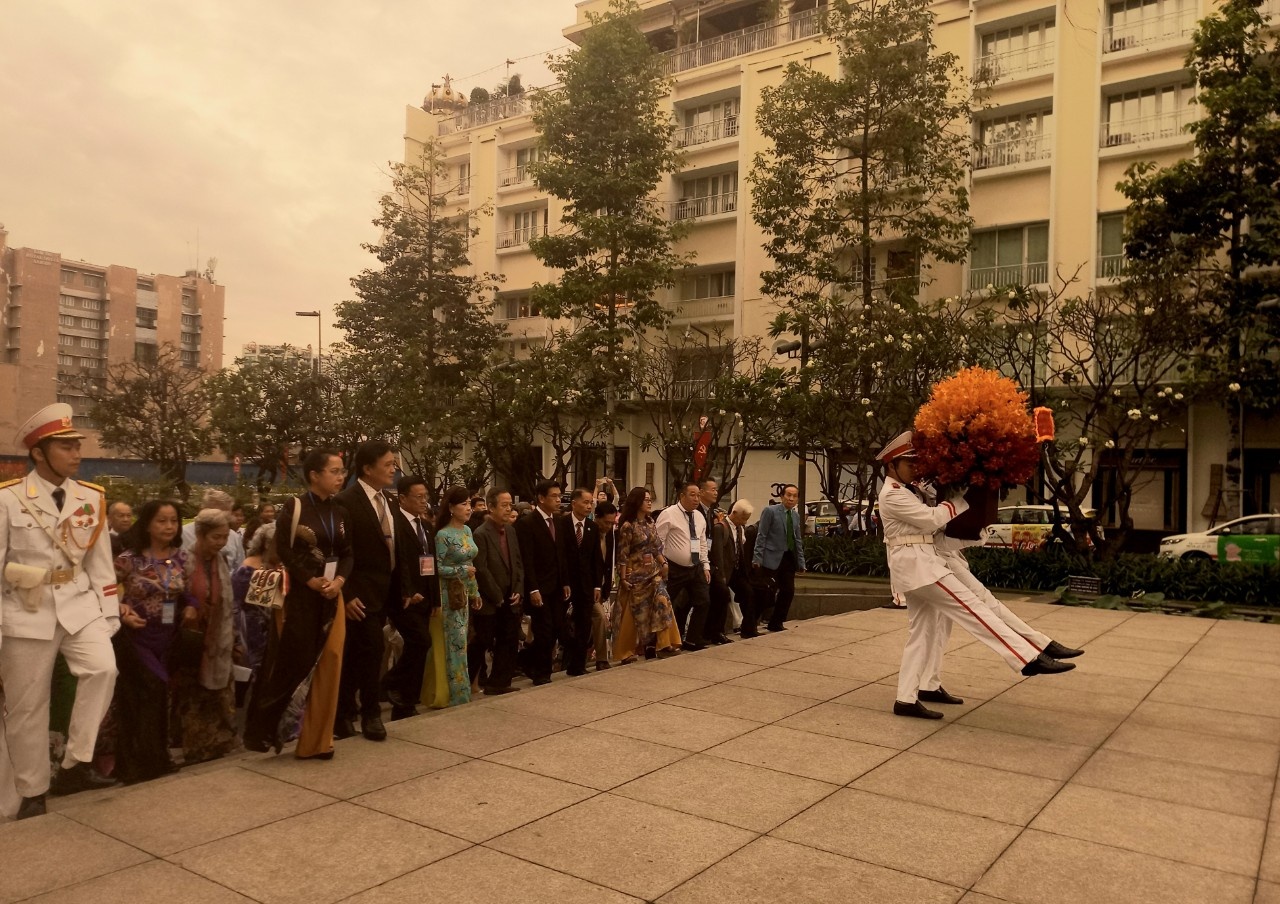 Hơn 1.600 đại biểu người Việt Nam ở nước ngoài họp mặt, tham quan TP.HCM Hơn 1.600 đại biểu người Việt Nam ở nước ngoài họp mặt, tham quan TP.HCM