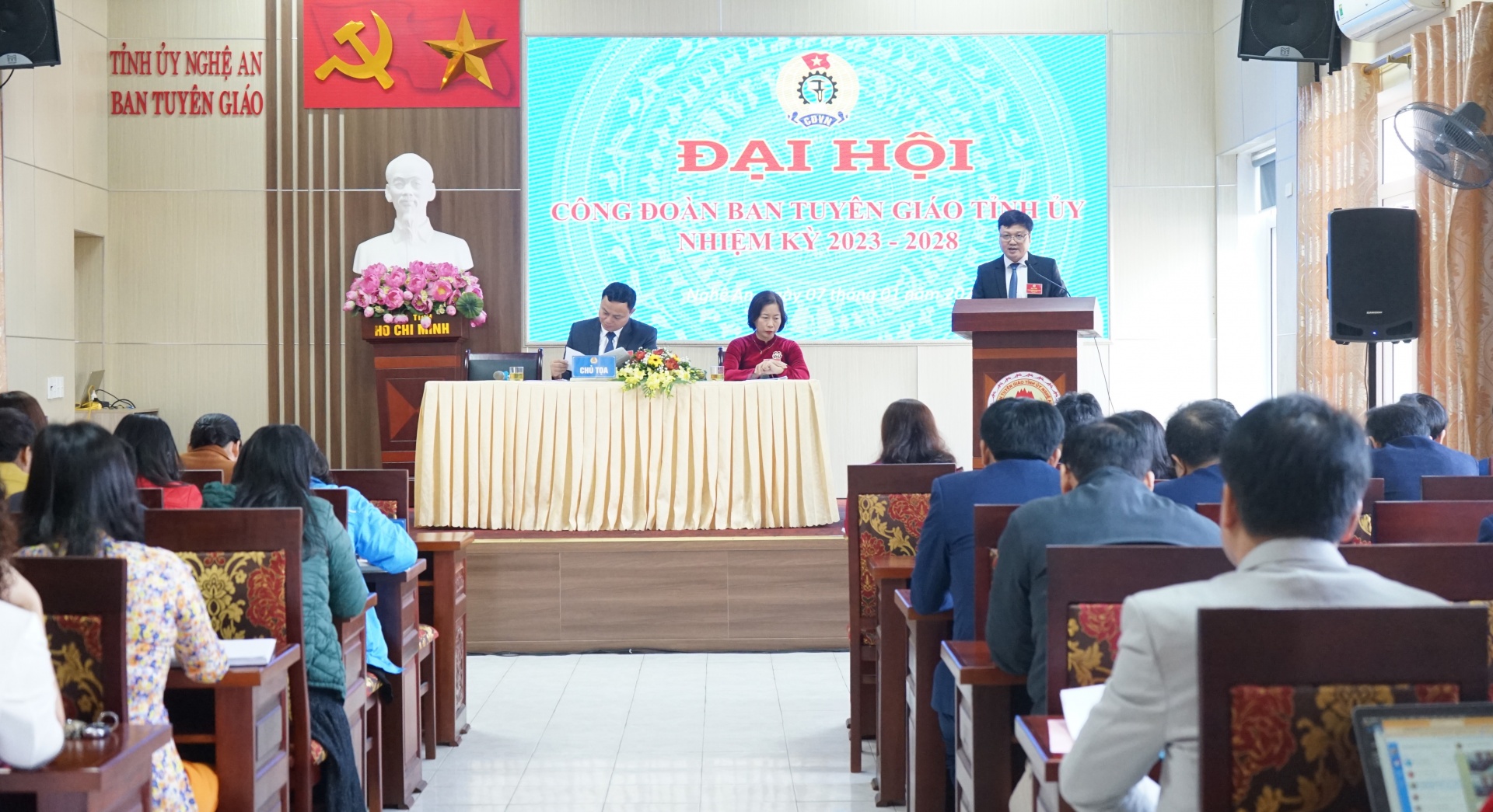 Phấn đấu trở thành đơn vị kiểu mẫu của Công đoàn Viên chức tỉnh Nghệ An Phấn đấu trở thành đơn vị kiểu mẫu của Công đoàn Viên chức tỉnh Nghệ An