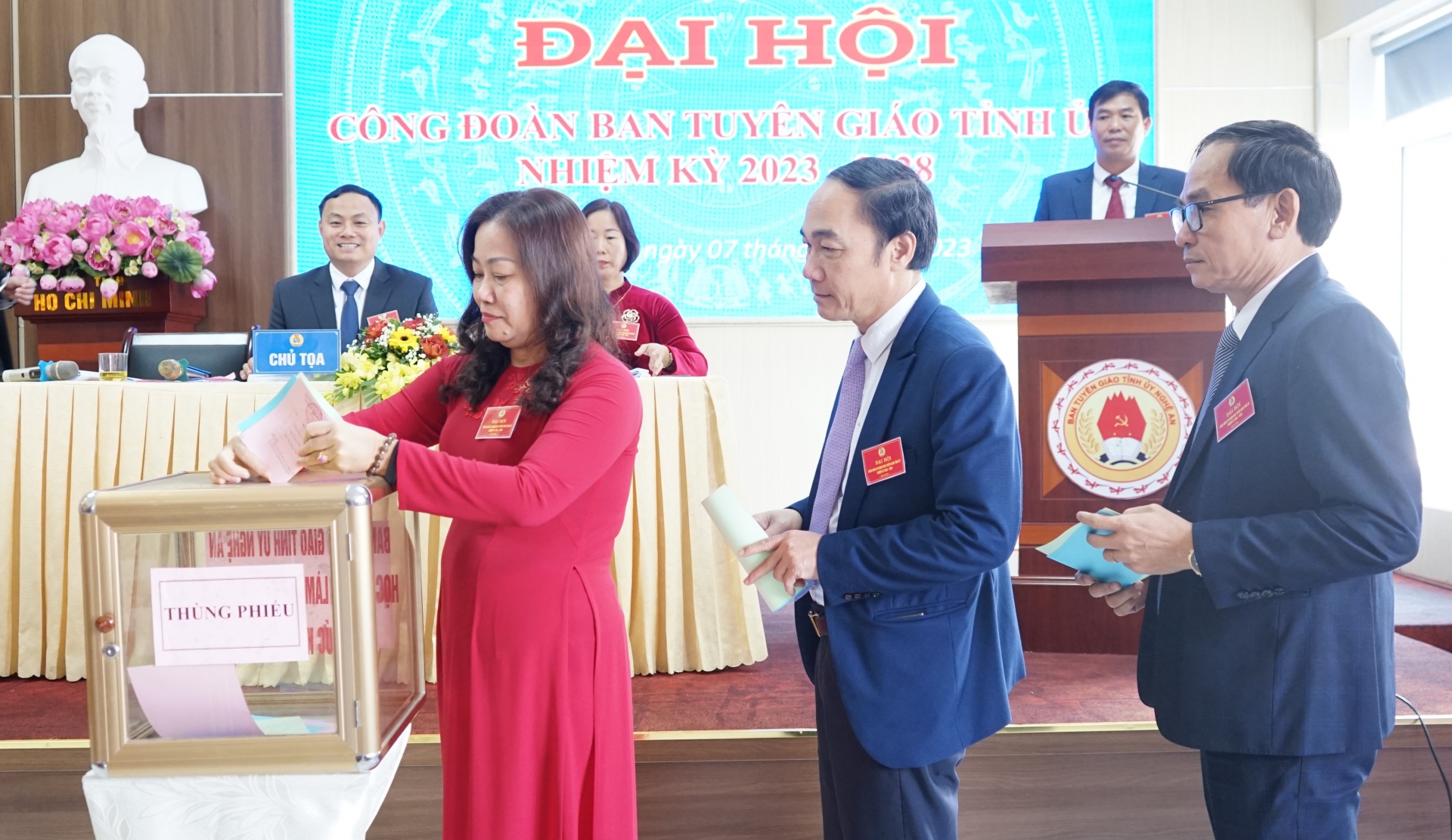 Phấn đấu trở thành đơn vị kiểu mẫu của Công đoàn Viên chức tỉnh Nghệ An Phấn đấu trở thành đơn vị kiểu mẫu của Công đoàn Viên chức tỉnh Nghệ An