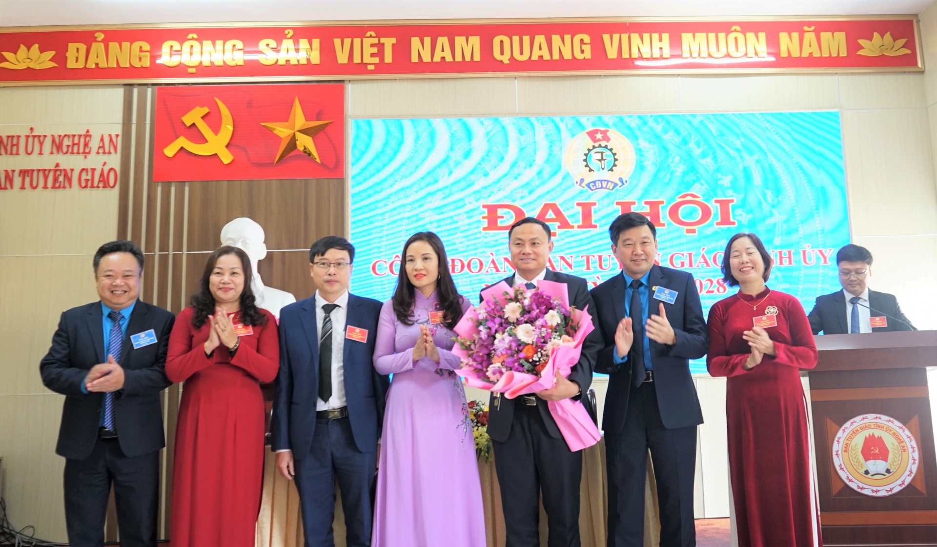 Phấn đấu trở thành đơn vị kiểu mẫu của Công đoàn Viên chức tỉnh Nghệ An Phấn đấu trở thành đơn vị kiểu mẫu của Công đoàn Viên chức tỉnh Nghệ An