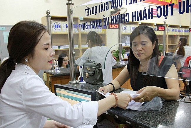 Hà Nội tặng sổ thẻ bảo hiểm cho nhiều người yếu thế