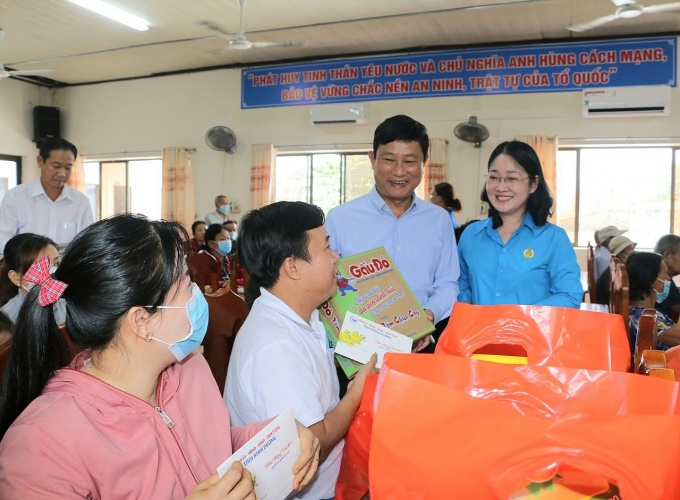 Bình Dương: Công đoàn, chính quyền đến thăm, tặng quà Tết cho đoàn viên, NLĐ khó khăn Bình Dương: Công đoàn, chính quyền đến thăm, tặng quà Tết cho đoàn viên, NLĐ khó khăn