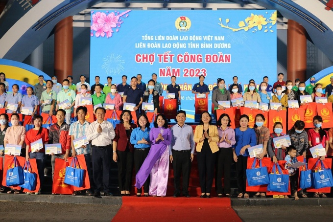 Bình Dương: Công đoàn, chính quyền đến thăm, tặng quà Tết cho đoàn viên, NLĐ khó khăn Bình Dương: Công đoàn, chính quyền đến thăm, tặng quà Tết cho đoàn viên, NLĐ khó khăn