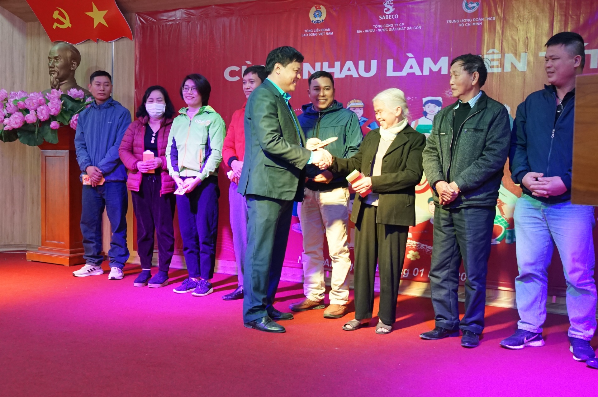 Trao 195 suất quà cho đoàn viên ngành GTVT Nghệ An Trao 195 suất quà cho đoàn viên ngành GTVT Nghệ An