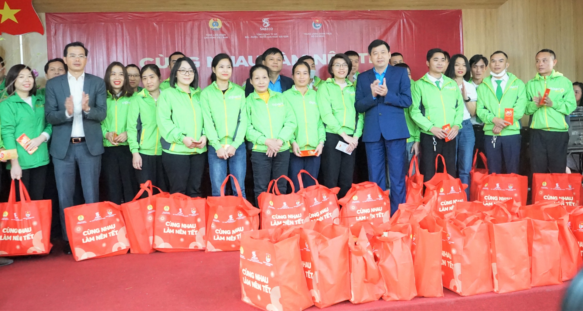 Trao 195 suất quà cho đoàn viên ngành GTVT Nghệ An Trao 195 suất quà cho đoàn viên ngành GTVT Nghệ An