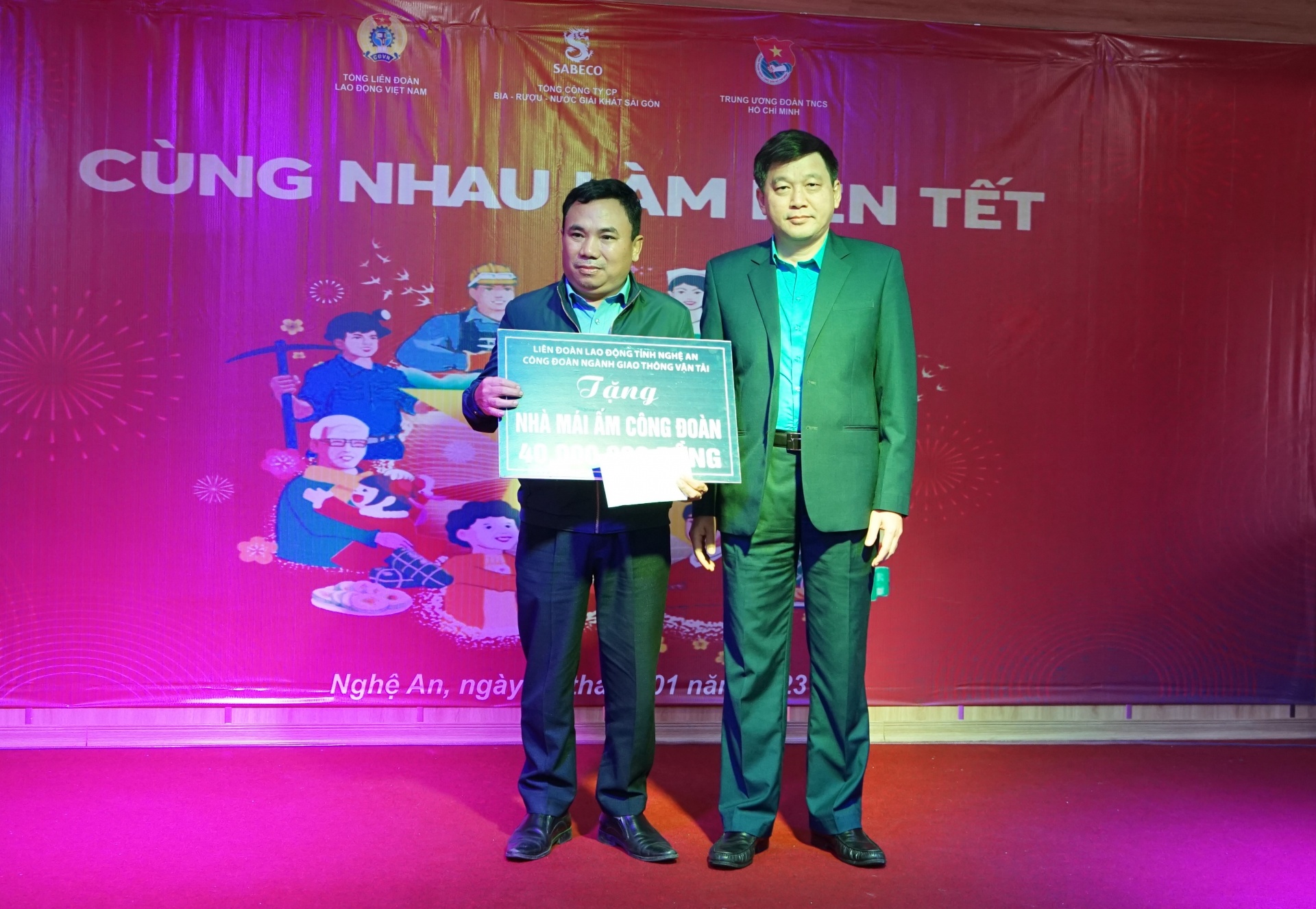 Trao 195 suất quà cho đoàn viên ngành GTVT Nghệ An Trao 195 suất quà cho đoàn viên ngành GTVT Nghệ An