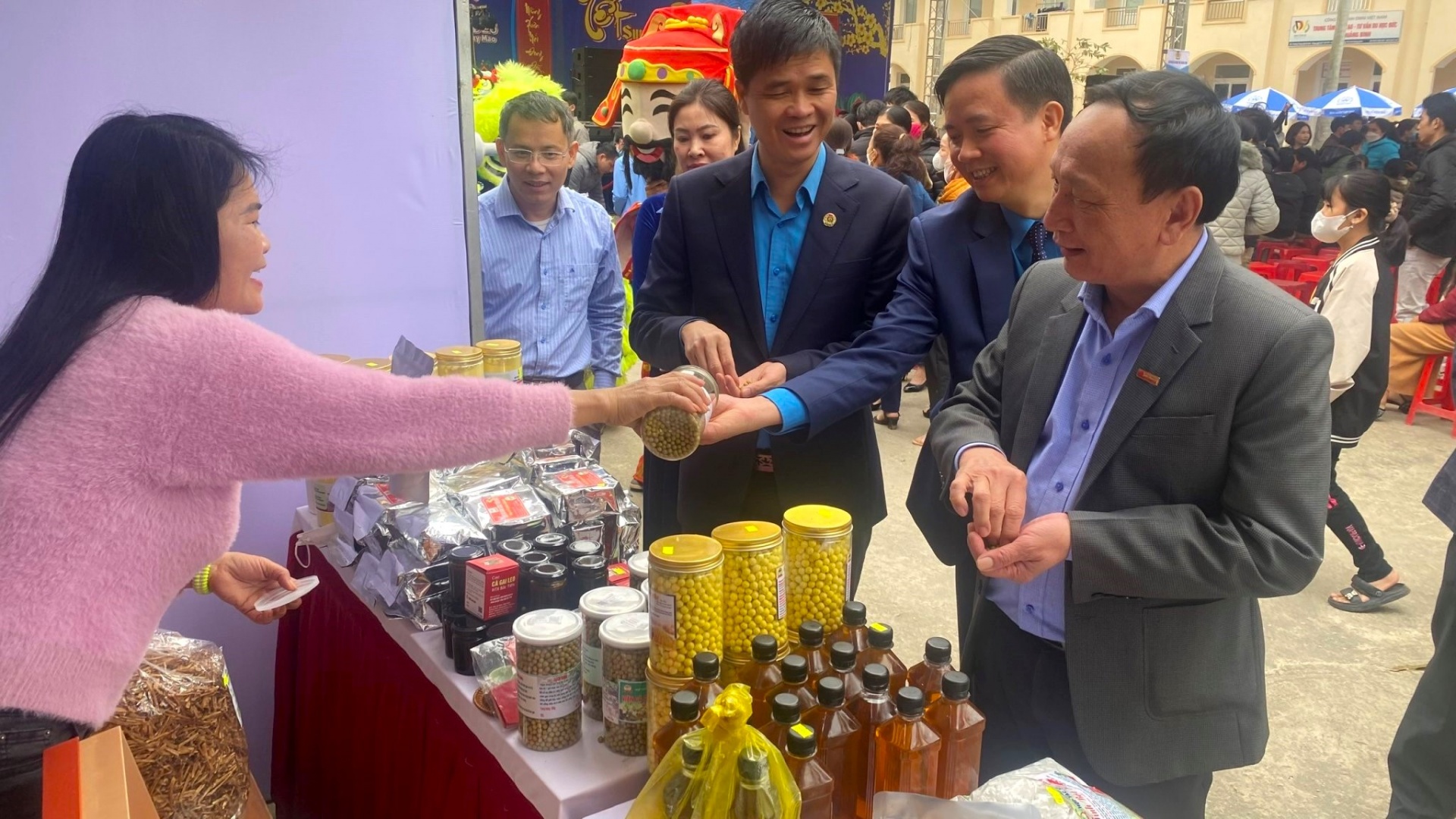 Quảng Bình: Công đoàn chăm lo Tết, chia sẻ khó khăn với đoàn viên, NLĐ