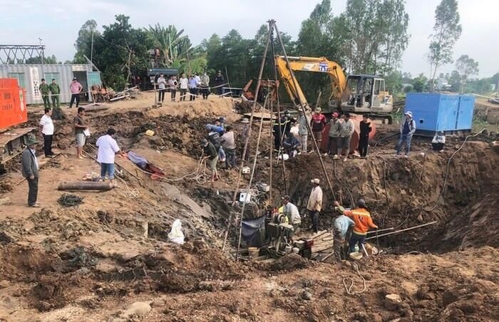 Vụ bé 10 tuổi rơi ống sâu 35m: Đã bước sang ngày thứ 10 Vụ bé 10 tuổi rơi ống sâu 35m: Đã bước sang ngày thứ 10