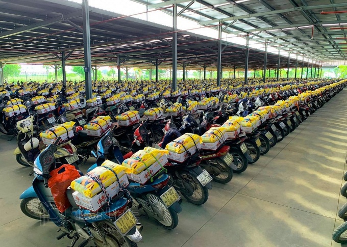 Thưởng Tết độc đáo: Buộc sẵn quà Tết trên xe hàng chục nghìn công nhân