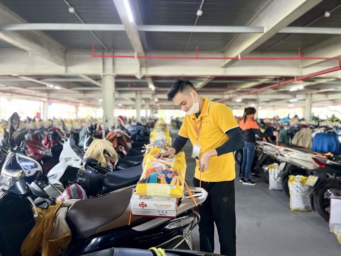 Thưởng Tết độc đáo: Buộc sẵn quà Tết trên xe hàng chục nghìn công nhân