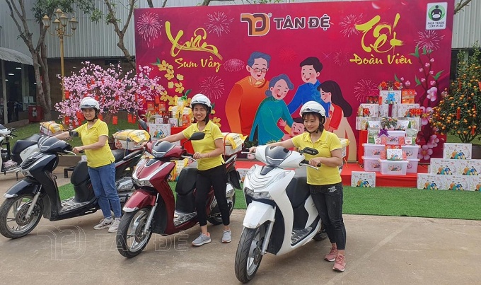 Thưởng Tết độc đáo: Buộc sẵn quà Tết trên xe hàng chục nghìn công nhân