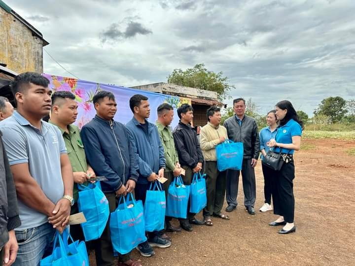 Tết đoàn viên lan tỏa đến từng hoàn cảnh khó khăn ở Gia Lai Tết đoàn viên lan tỏa đến từng hoàn cảnh khó khăn ở Gia Lai