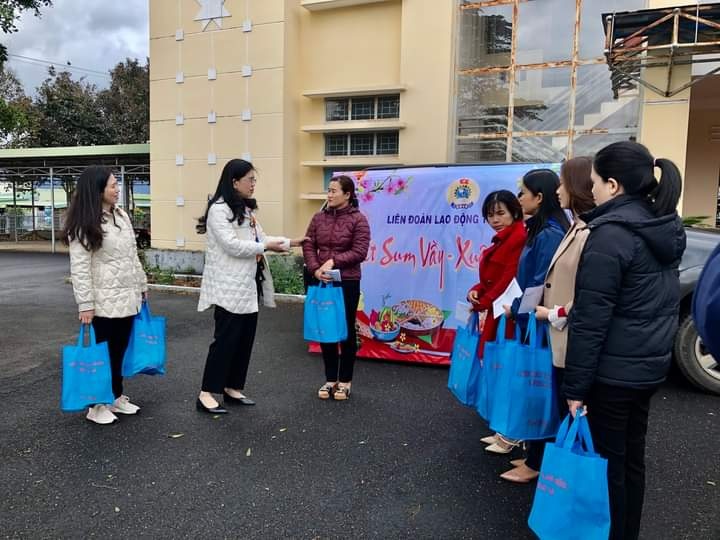 Tết đoàn viên lan tỏa đến từng hoàn cảnh khó khăn ở Gia Lai Tết đoàn viên lan tỏa đến từng hoàn cảnh khó khăn ở Gia Lai