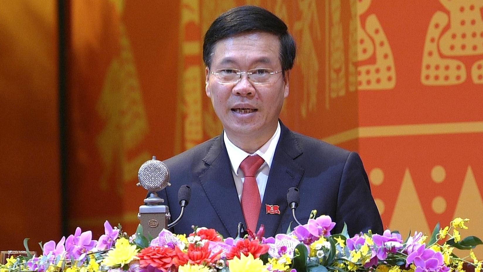 Từ chức và việc tạo nên đòn bẩy dư luận