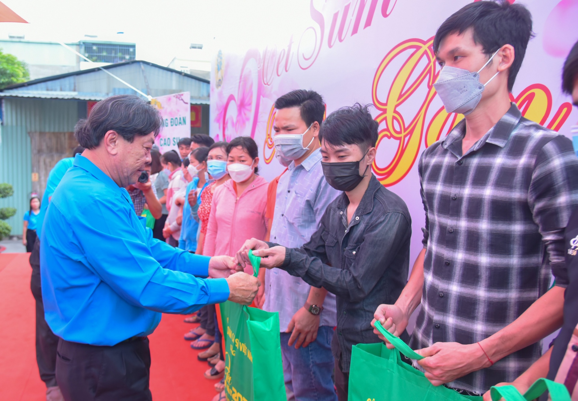 Công đoàn Cao su Việt Nam tặng quà Tết cho hàng trăm công nhân lao động ở Bình Dương Công đoàn Cao su Việt Nam tặng quà Tết cho hàng trăm công nhân lao động ở Bình Dương