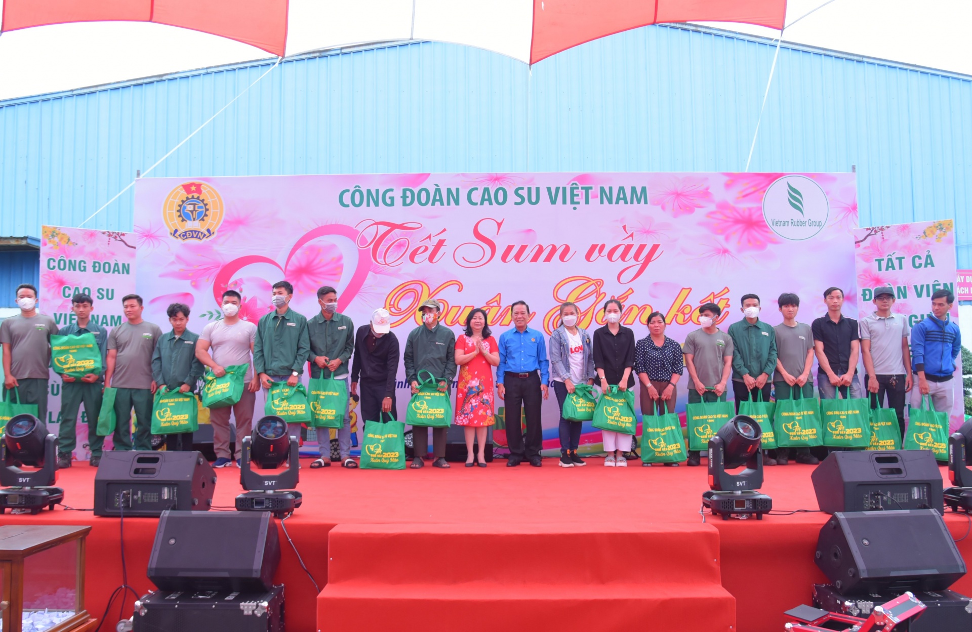 Công đoàn Cao su Việt Nam tặng quà Tết cho hàng trăm công nhân lao động ở Bình Dương Công đoàn Cao su Việt Nam tặng quà Tết cho hàng trăm công nhân lao động ở Bình Dương