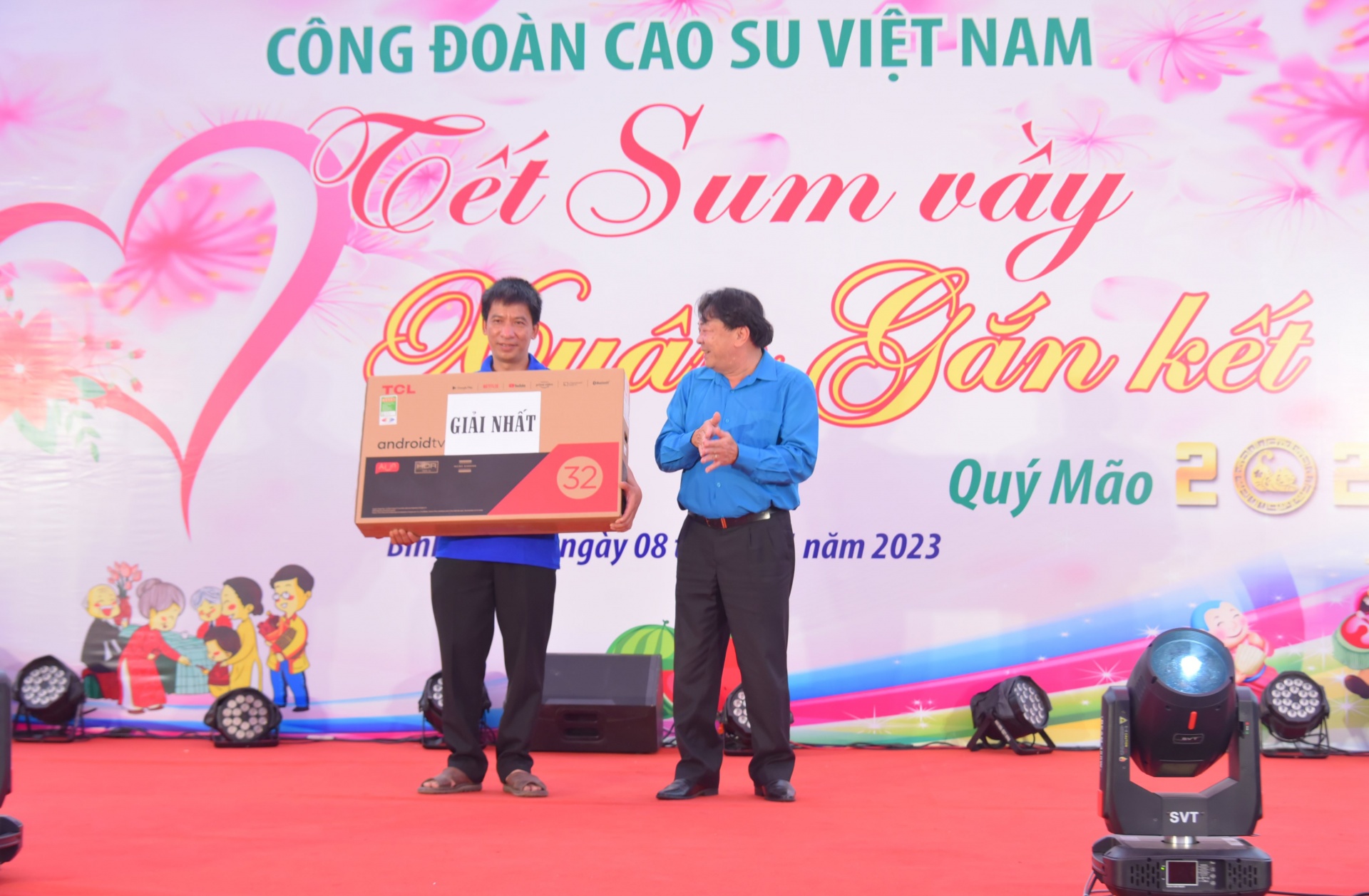 Công đoàn Cao su Việt Nam tặng quà Tết cho hàng trăm công nhân lao động ở Bình Dương Công đoàn Cao su Việt Nam tặng quà Tết cho hàng trăm công nhân lao động ở Bình Dương
