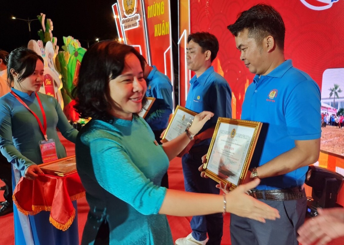 LĐLĐ Bình Phước: Tập trung chăm lo đoàn viên, NLĐ và tổ chức đại hội công đoàn LĐLĐ Bình Phước: Tập trung chăm lo đoàn viên, NLĐ và tổ chức đại hội công đoàn