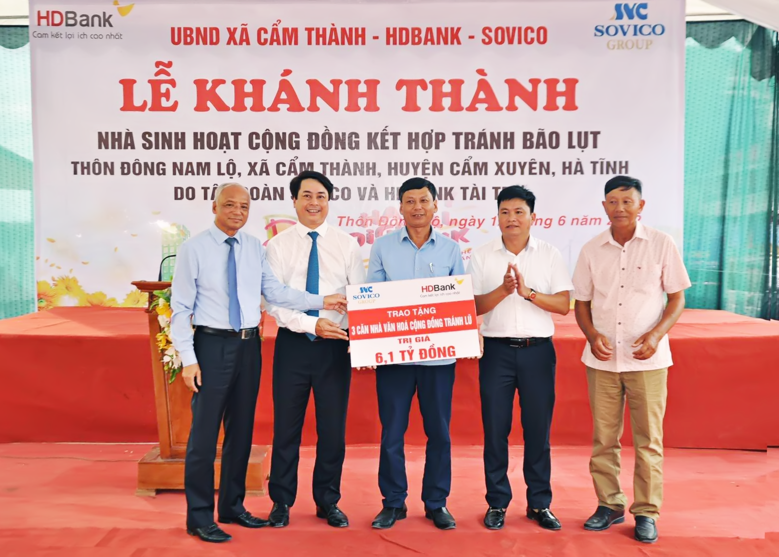 Hình 4  HDBank đến tận nơi, trao kinh phí xây dựng 3 căn nhà cộng đồng tránh lũ trị giá 6,1 tỷ đồng cho người dân Hà Tĩnh vào tháng 6/2022