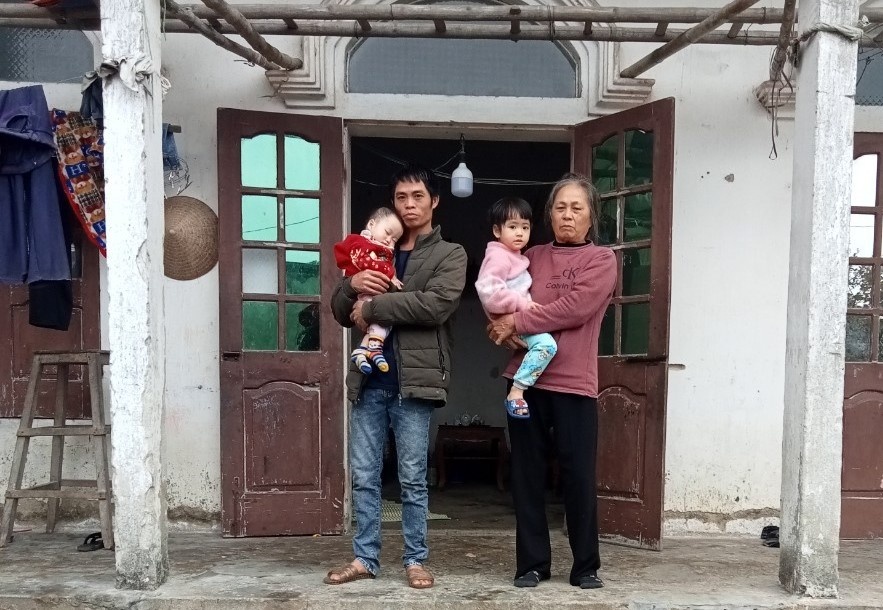 Xót xa hình ảnh 2 cháu nhỏ mất mẹ trong ngày giáp Tết Xót xa hình ảnh 2 cháu nhỏ mất mẹ trong ngày giáp Tết