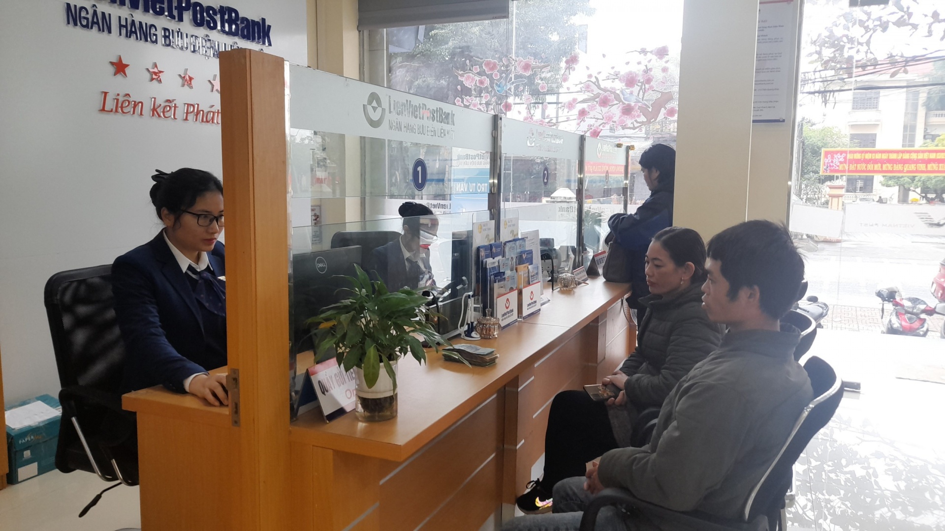 Xót xa hình ảnh 2 cháu nhỏ mất mẹ trong ngày giáp Tết Xót xa hình ảnh 2 cháu nhỏ mất mẹ trong ngày giáp Tết