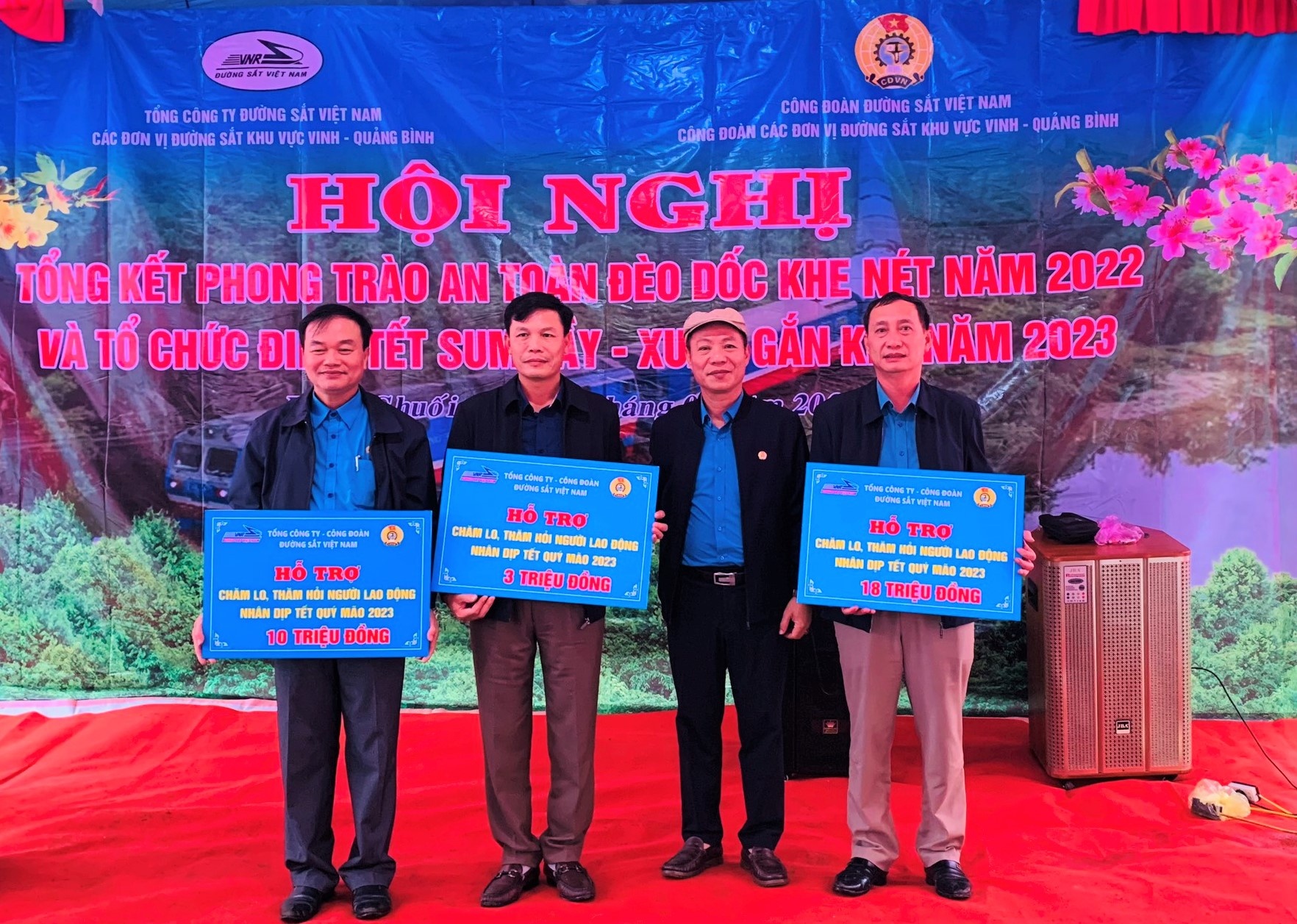 Người lao động cảm ơn sự quan tâm, đùm bọc của Công đoàn Đường sắt Việt Nam Người lao động cảm ơn sự quan tâm, đùm bọc của Công đoàn Đường sắt Việt Nam