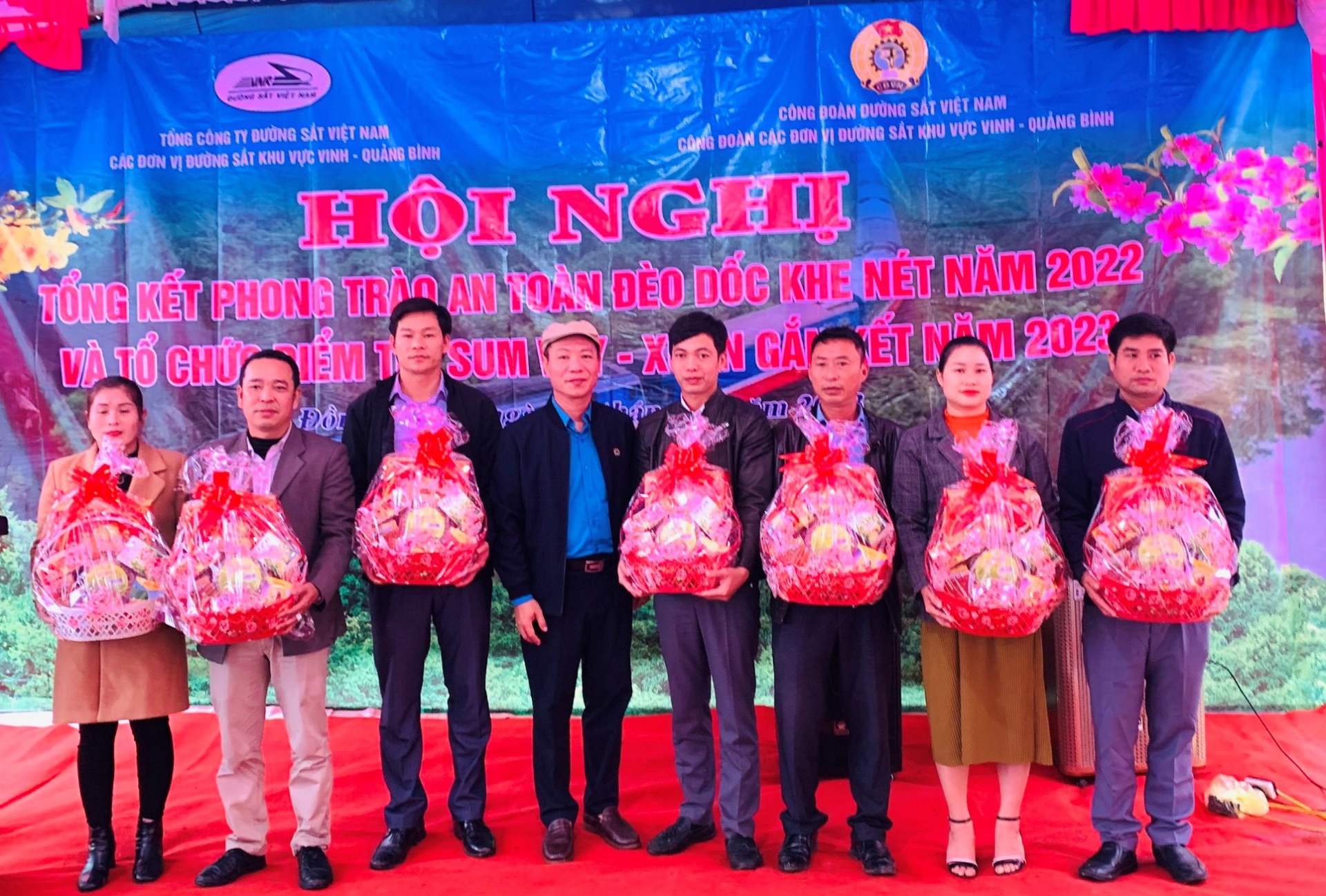 Người lao động cảm ơn sự quan tâm, đùm bọc của Công đoàn Đường sắt Việt Nam Người lao động cảm ơn sự quan tâm, đùm bọc của Công đoàn Đường sắt Việt Nam