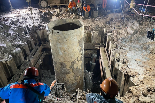 Vụ bé 10 tuổi rơi ống sâu 35m: Công tác cứu hộ bước qua ngày thứ 12 Vụ bé 10 tuổi rơi ống sâu 35m: Công tác cứu hộ bước qua ngày thứ 12