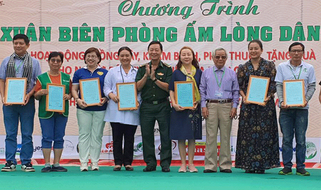 Đại diện VWS tặng quà Tết cho các gia đình chính sách, gia đình có hoàn cảnh khó khăn tại thị trấn Cần Thạnh, huyện Cần Giờ.