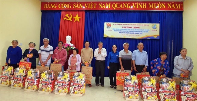 Hơn 150 phần quà Tết trao tặng gia đình chính sách