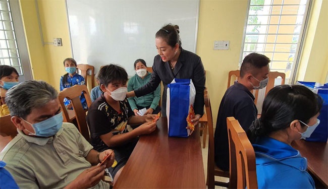 Hơn 150 phần quà Tết trao tặng gia đình chính sách