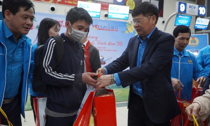 Những hình ảnh xúc động về công nhân về quê đón Tết trên chuyến bay 0 đồng