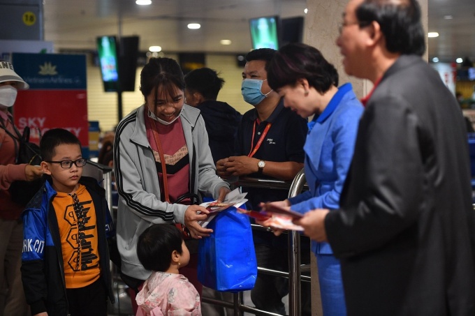 Những hình ảnh xúc động về công nhân về quê đón Tết trên chuyến bay 0 đồng